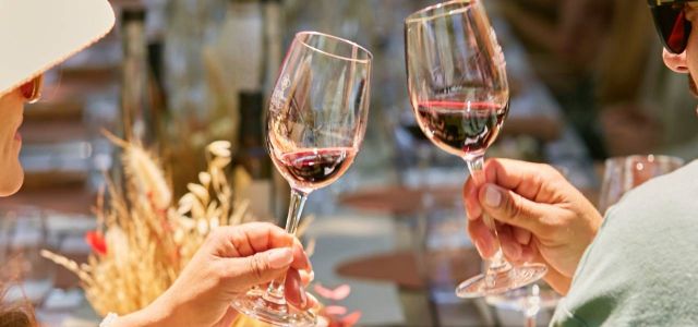 Almuerzo 2 pasos con visita a 3 bodegas y destileria